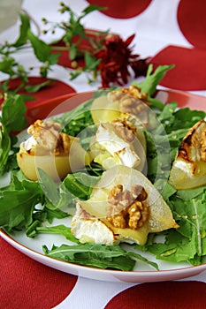 Salad with pears and cheese