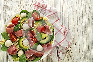 Salad with prosciutto and cheese