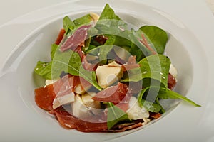 Salad with proscuitto, mozzarella