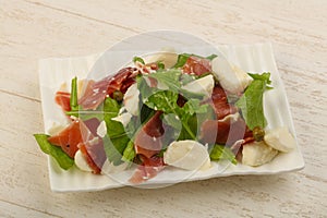 Salad with proscuitto, mozzarella