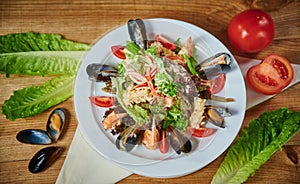 Salad with shrimp and mussels