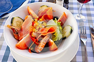 Salad with smoked salmon, prawns, vegetables and corn