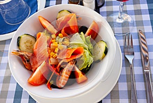 Salad with smoked salmon, prawns, vegetables and corn