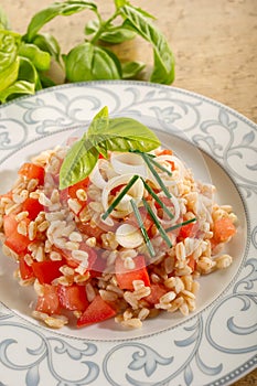 Salad with spelt and tomatoes