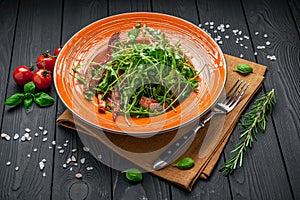 Salad with sun-dried tomatoes, arugula and herbs