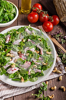 Salad with tomatoes and roasted nuts