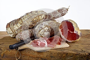 Salami e affettato sopra al legno