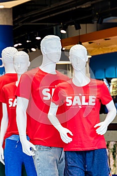 Sale advertising in a fashion clothing store