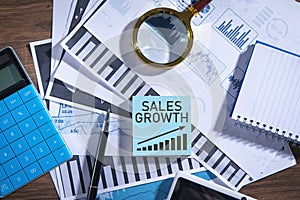 Sales growth on sticky note with a business objects