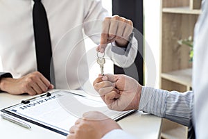 The sales manager or real estate sales representative handed the keys to the customer after signing the contract