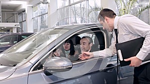 Salesman convince couple to buy new car