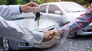 The salesperson held the key and handed it to the customer after the deal was successful. Ideas for renting a car or buying a car