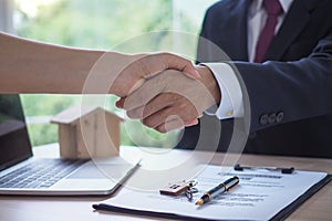 The salesperson shake hands with the landlord after negotiating a living agreement