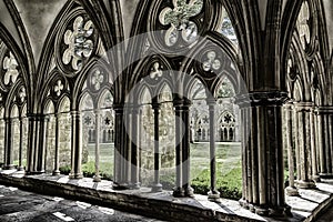 Katedrála veľkolepý vzor z stredoveký umenie. na gotický štýl v kláštor nádvoria 
