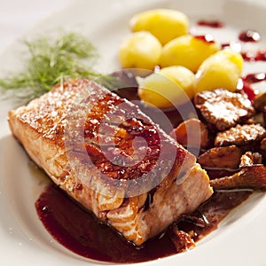 Salmon with currant sauce