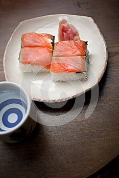 Salmon oshizushi and sake