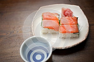 Salmon oshizushi and sake