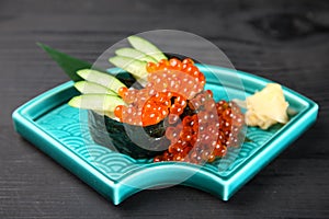 Salmon roe battle ship sushi roll