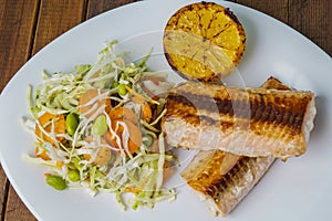 Salmon with salad and lemon