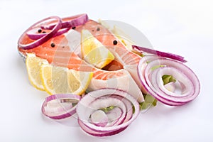 Salmon steak with lemon and onion