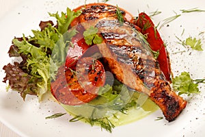 Salmon steak with vegetables