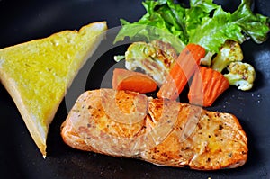 Salmon steak and vegetables