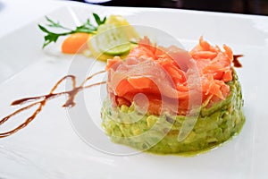 Salmon Tartar over, Starter closeup