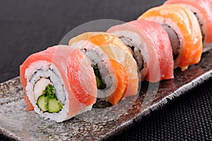 Salmon & tuna sushi roll