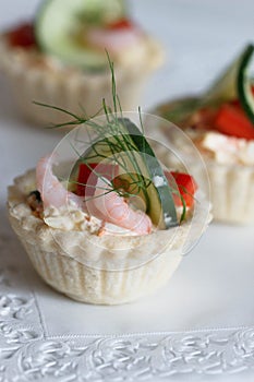 Salt tartlets with shrips; selektive fokus