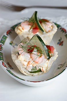 Salt tartlets with shrips; selektive fokus