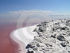 The salty shore of the great Salt Lake with mountains in the background