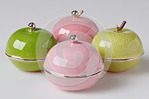 Minimal toy like trio on one glossy plate with two small dishes, alternate arrangement and gentle sh