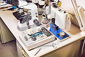 A sample preparation table in a laboratory with an optical micro