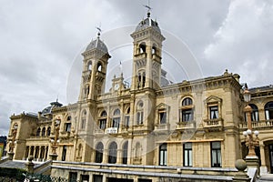 La ciudad sala el edificio 