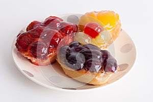 Sand cakes with strawberries, grapes and peaches