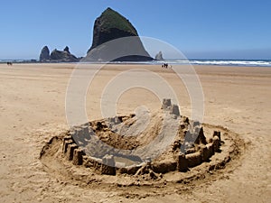 Piesok hrad na oceán pláž 