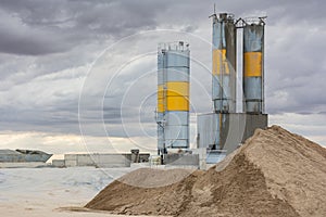 Sand destined to the manufacture of cement or concrete in a quarry