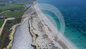 Sabbia fatto su da piccolo colorato pietre sul Spiaggia da è un Sardegna 