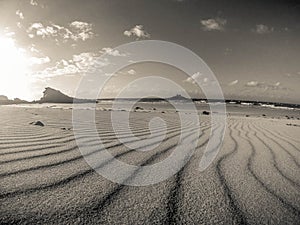 Sand mouvement on the beach, black and white