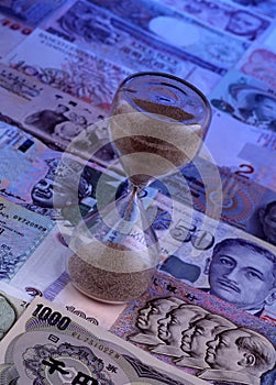 Sand Timer on Foreign currencies notes