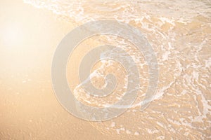 Piesok a vlna. mäkký vlna z tyrkysový more na piesočnatý pláž. prírodné leto pláž kopírovať priestor 