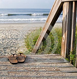 Sandalias sobre el Playa 