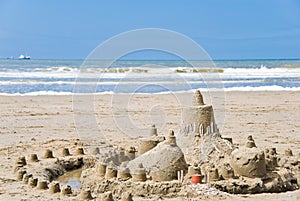 Castillo de arena sobre el Playa 