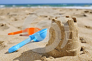 Castello di sabbia un giocattolo pale sul sabbia da Spiaggia 