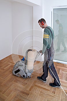 Sanding parquet with the grinding machine