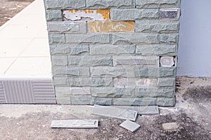 sandstone brick walls that are peel off because of not work standard construction