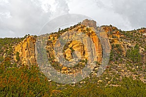 Arenisca acantilados ascendiendo afuera de desierto 