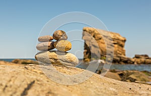 Sandstein das Meer stapel aus Küste aus Schleusentor auf der hoch gezeiten 