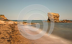 Sandstein das Meer stapel aus Küste aus Schleusentor auf der hoch gezeiten 