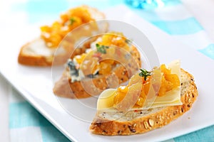 Sandwich with blue cheese and mango chutney